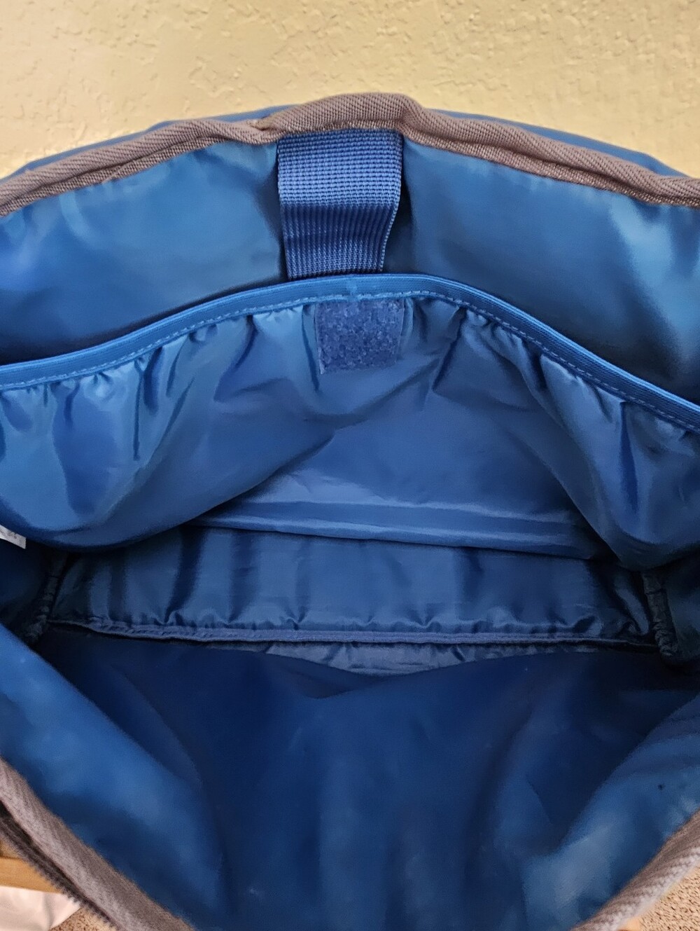 Nike Messenger laptop travel bag. - Picture 5 of 14